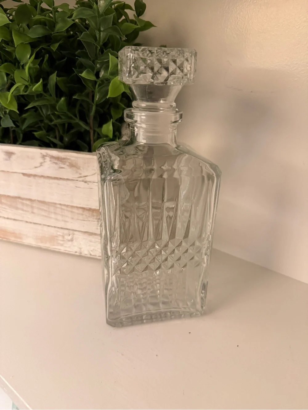 Vintage Style Clear Glass Whiskey Liquor Decanter Geometric Diamond Stopper
